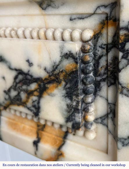 Cheminée de style Louis XVI en marbre Paonazzo, à décor de frise de perle-2