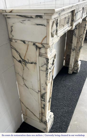 Cheminée de style Louis XVI en marbre Paonazzo, à décor de frise de perle-4