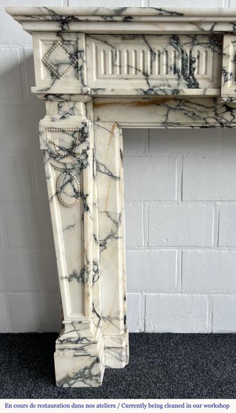 Cheminée de style Louis XVI en marbre Paonazzo, à décor de frise de perle-5