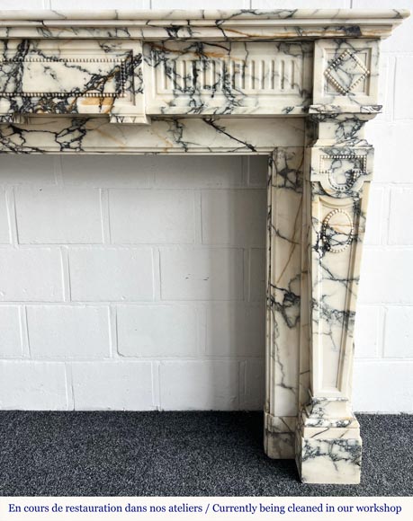 Cheminée de style Louis XVI en marbre Paonazzo, à décor de frise de perle-7