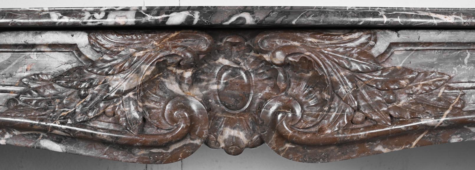 Cheminée d'époque Louis XV en marbre rouge de Rance-1