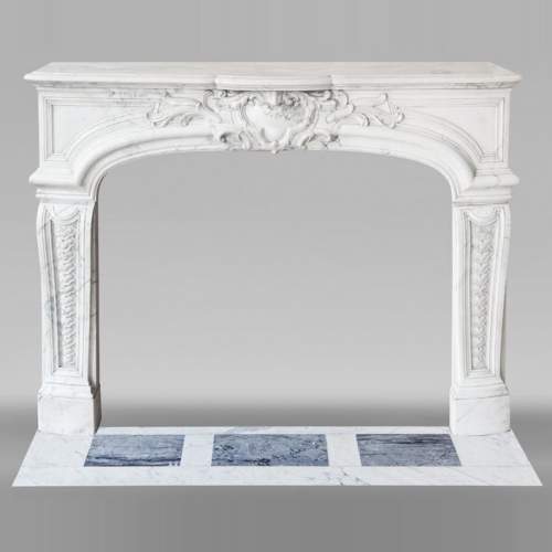 Cheminée de style Régence en marbre demi statuaire