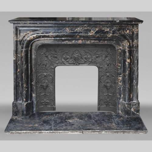 Cheminée de style Louis XIV boudin en marbre Portor