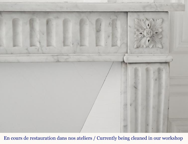 Cheminée de style Louis XVI cannelée, en marbre de Carrare-6