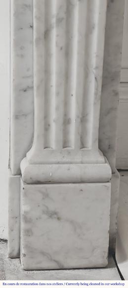 Cheminée de style Louis XVI cannelée, en marbre de Carrare-7