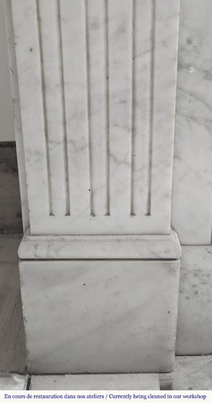 Cheminée de style Louis XVI en marbre de Carrare, décorée d'une fleur de tournesol-4