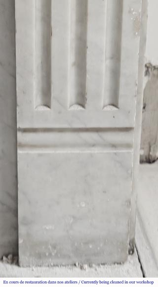 Cheminée de style Louis XVI en marbre de Carrare, à décore mouluré-7