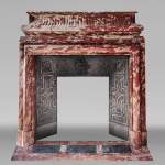Cheminée de style Louis XIV à acrotères, en marbre Rouge du Languedoc