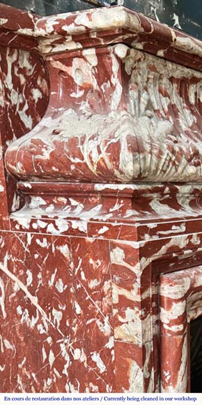 Cheminée de style Louis XIV à acrotères, en marbre Rouge du Languedoc-3