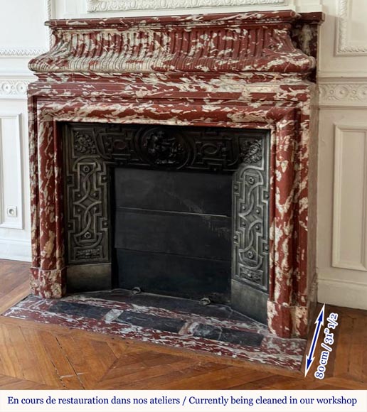 Cheminée de style Louis XIV à acrotères, en marbre Rouge du Languedoc-5