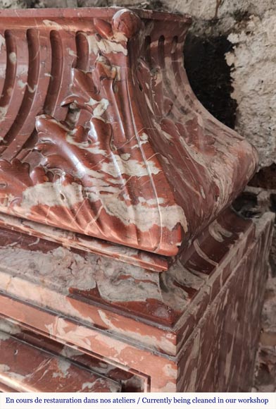 Cheminée de style Louis XIV à acrotères, en marbre Rouge du Languedoc-6