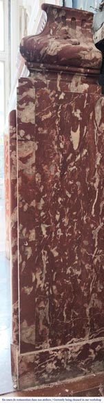 Cheminée de style Louis XIV à acrotères, en marbre Rouge du Languedoc-7
