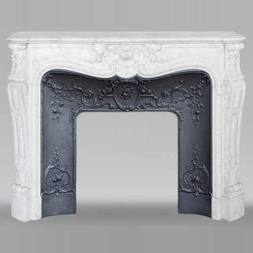 Cheminée de style Louis XV en marbre de Carrare, au décor végétal