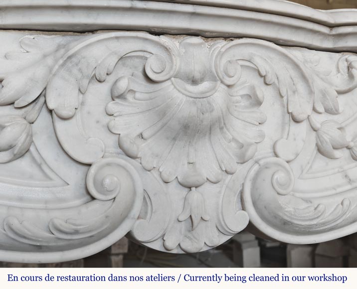 Cheminée de style Louis XV en marbre de Carrare, au décor végétal-2