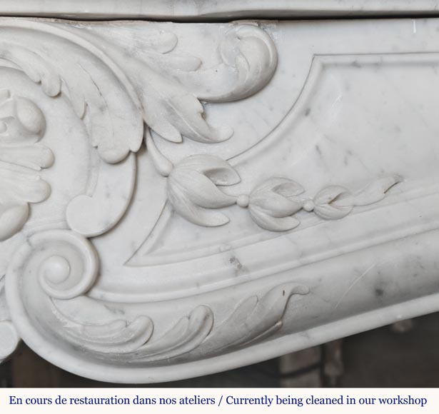Cheminée de style Louis XV en marbre de Carrare, au décor végétal-3