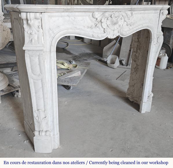 Cheminée de style Louis XV en marbre de Carrare, au décor végétal-4