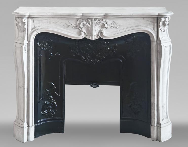 Cheminée de style Louis XV en marbre de Carrare décorée d'une palmette-0
