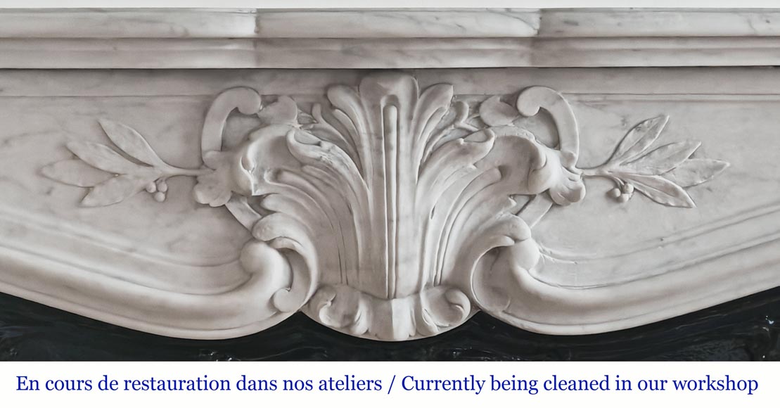 Cheminée de style Louis XV en marbre de Carrare décorée d'une palmette-1
