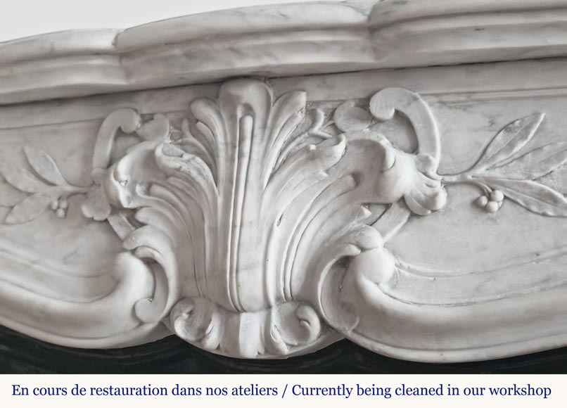 Cheminée de style Louis XV en marbre de Carrare décorée d'une palmette-2