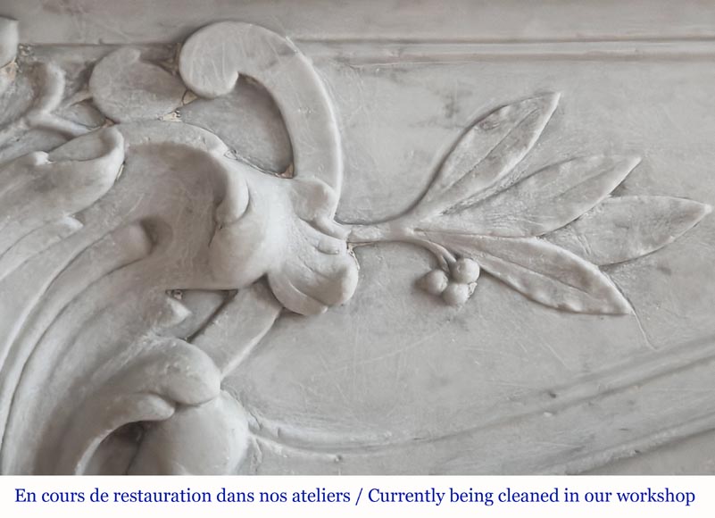 Cheminée de style Louis XV en marbre de Carrare décorée d'une palmette-3