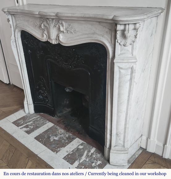 Cheminée de style Louis XV en marbre de Carrare décorée d'une palmette-7