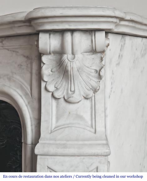 Cheminée de style Louis XV en marbre de Carrare décorée d'une palmette-8