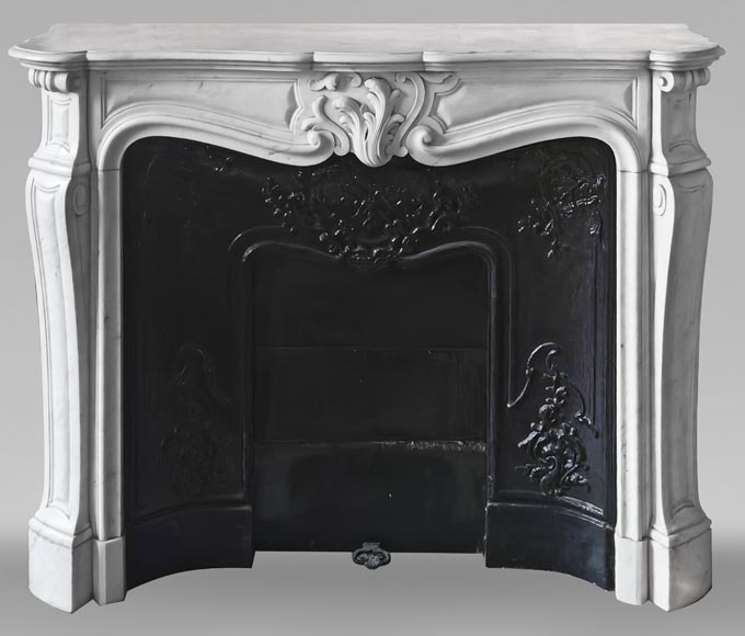 Cheminée de style Louis XV en marbre de Carrare à la coquille asymétrique-0