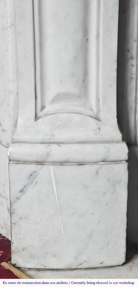Cheminée de style Louis XV en marbre de Carrare à la coquille asymétrique-5