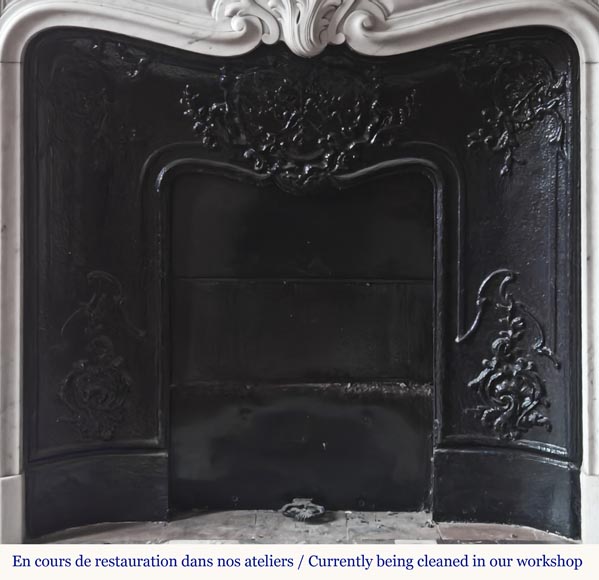Cheminée de style Louis XV en marbre de Carrare à la coquille asymétrique-9