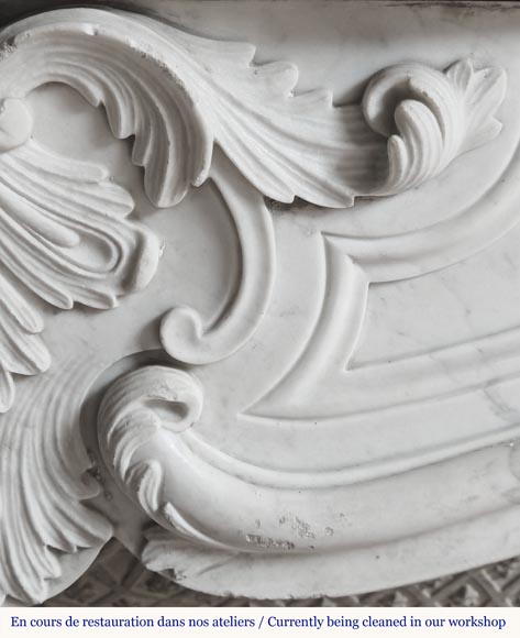 Cheminée de style Louis XV en marbre de Carrare, décorée d'une palmette-3