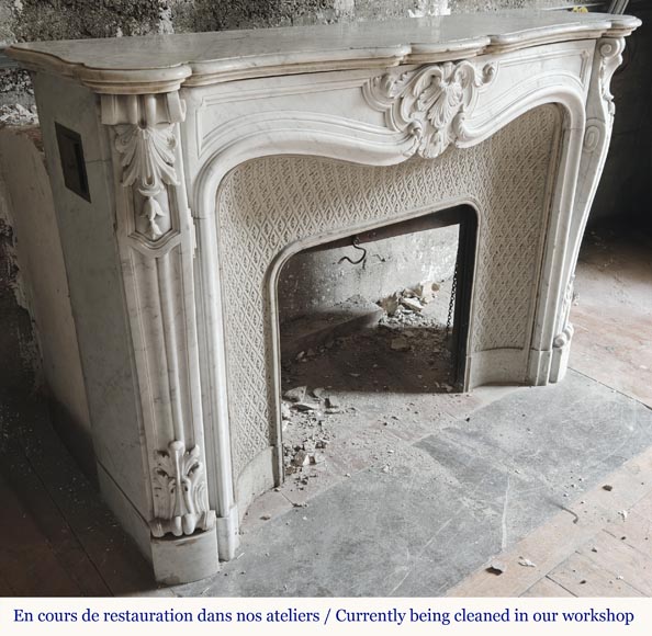 Cheminée de style Louis XV en marbre de Carrare, décorée d'une palmette-4