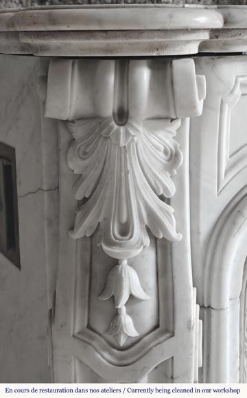Cheminée de style Louis XV en marbre de Carrare, décorée d'une palmette-5