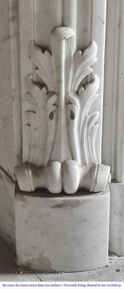 Cheminée de style Louis XV en marbre de Carrare, décorée d'une palmette-6