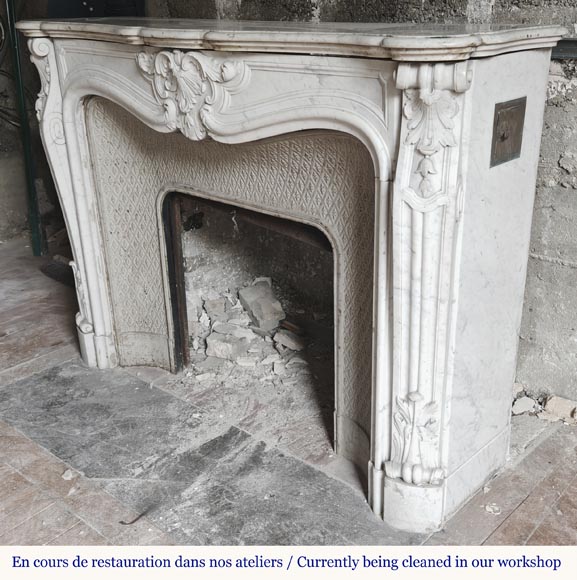 Cheminée de style Louis XV en marbre de Carrare, décorée d'une palmette-7