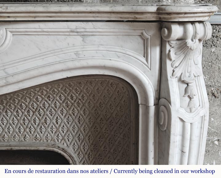 Cheminée de style Louis XV en marbre de Carrare, décorée d'une palmette-8