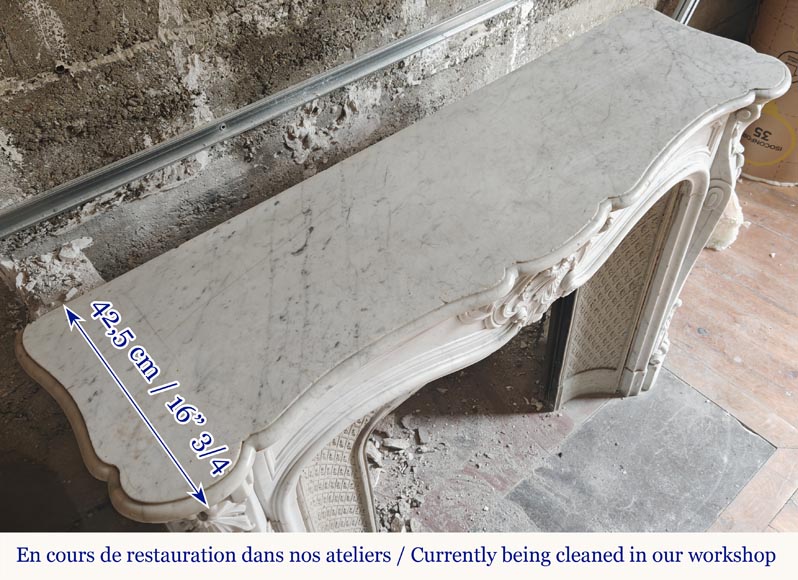 Cheminée de style Louis XV en marbre de Carrare, décorée d'une palmette-10