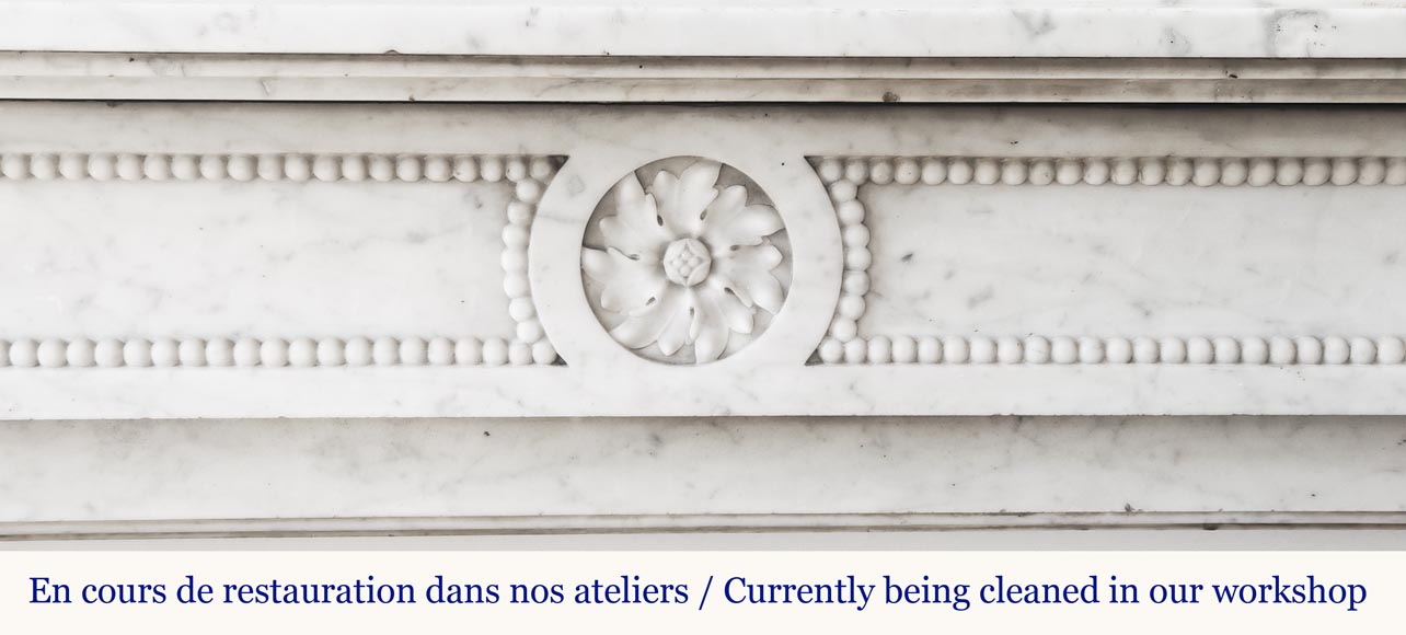 Cheminée de style Louis XVI à décor de perle, en marbre de Carrare-1