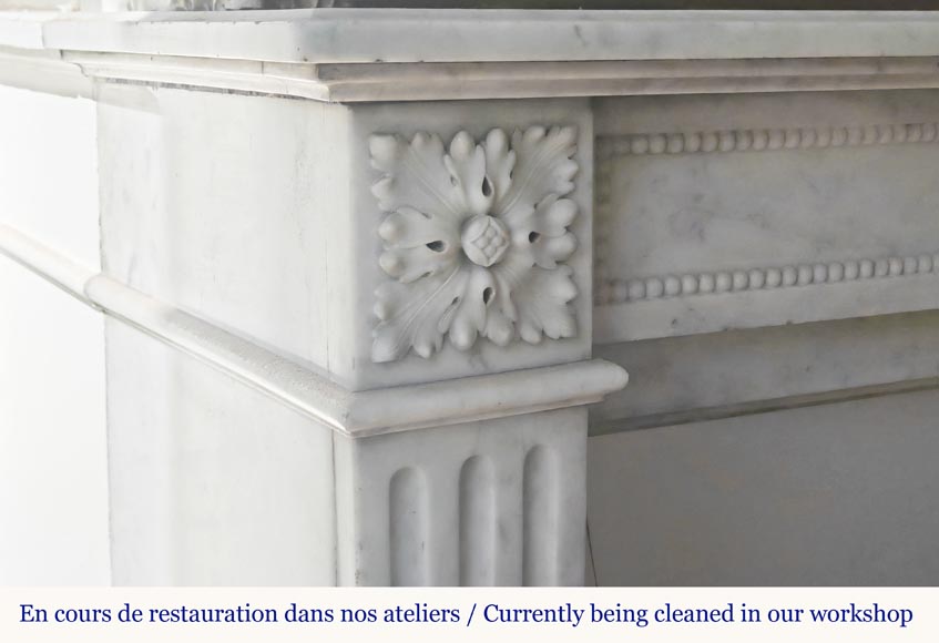 Cheminée de style Louis XVI à décor de perle, en marbre de Carrare-3