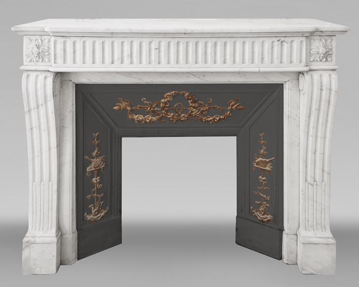 Cheminée de style Louis XVI en marbre demi statuaire, à décor rudenté-0