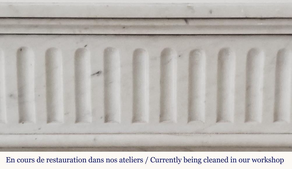 Cheminée de style Louis XVI en marbre demi statuaire, à décor rudenté-1