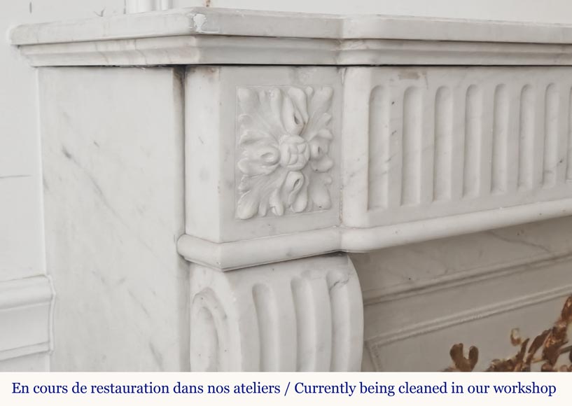 Cheminée de style Louis XVI en marbre demi statuaire, à décor rudenté-3