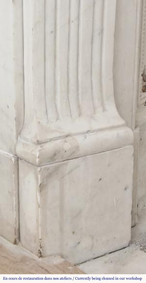 Cheminée de style Louis XVI en marbre demi statuaire, à décor rudenté-4