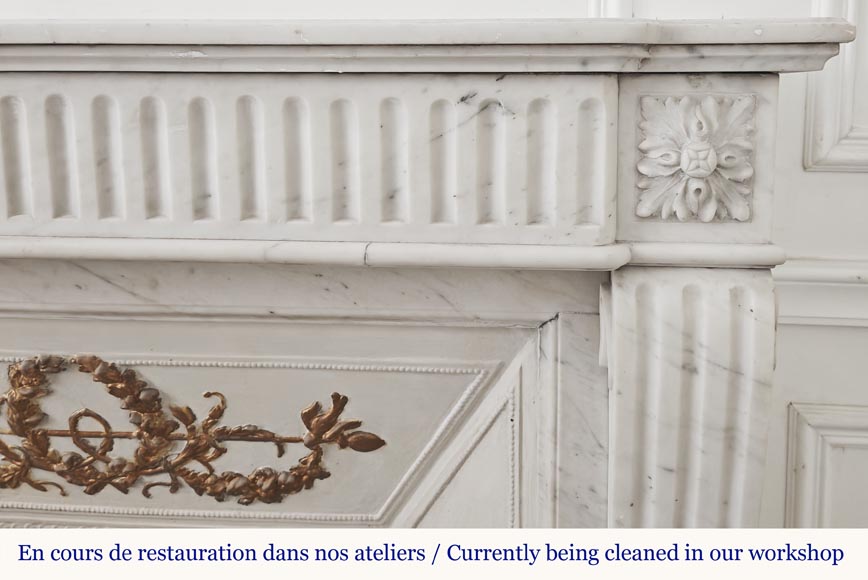 Cheminée de style Louis XVI en marbre demi statuaire, à décor rudenté-6