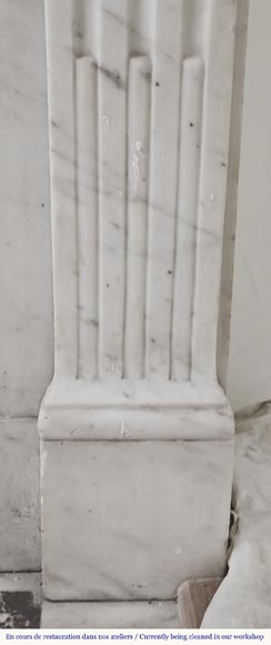 Cheminée de style Louis XVI en marbre demi statuaire, à décor rudenté-7