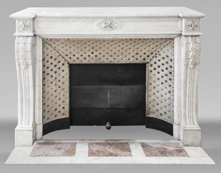 Cheminée de style Louis XVI en marbre de Carrare, décorée de feuille d'acanthe-0