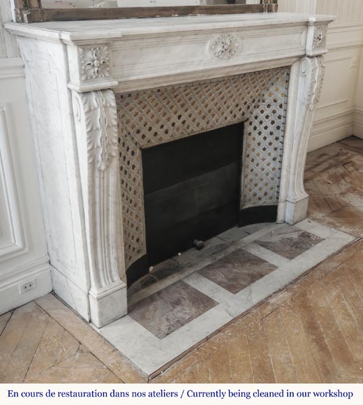 Cheminée de style Louis XVI en marbre de Carrare, décorée de feuille d'acanthe-2