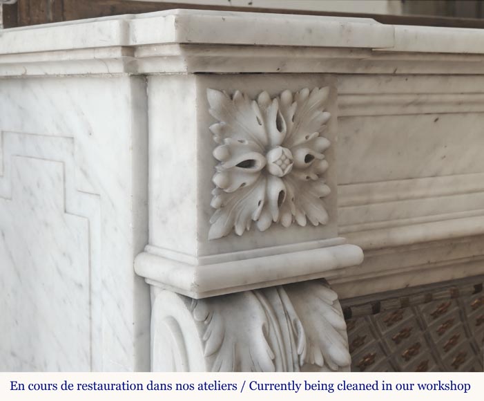 Cheminée de style Louis XVI en marbre de Carrare, décorée de feuille d'acanthe-3