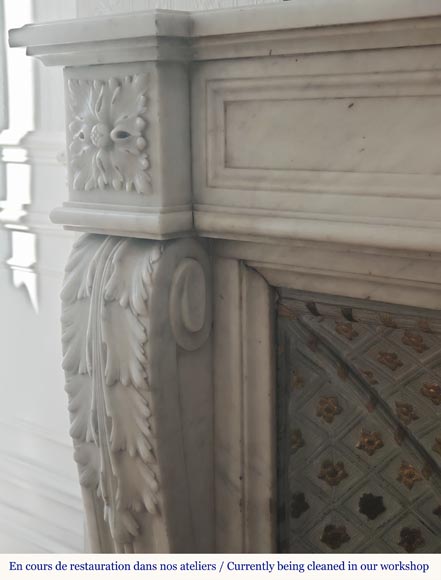 Cheminée de style Louis XVI en marbre de Carrare, décorée de feuille d'acanthe-4