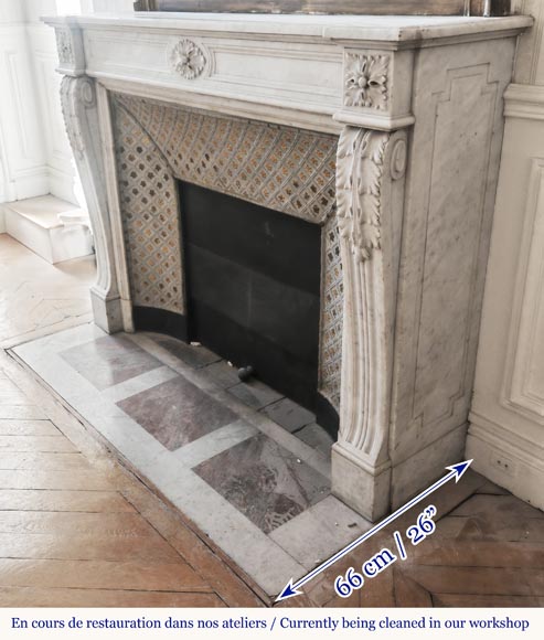 Cheminée de style Louis XVI en marbre de Carrare, décorée de feuille d'acanthe-5