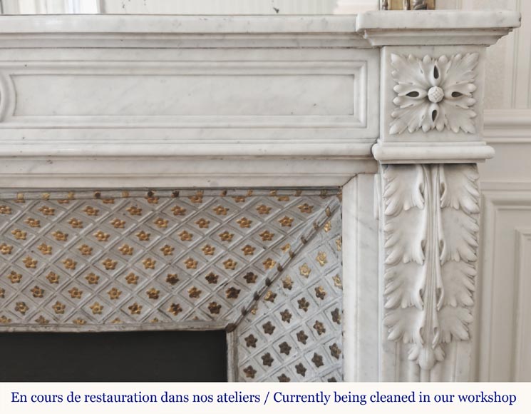 Cheminée de style Louis XVI en marbre de Carrare, décorée de feuille d'acanthe-6